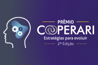 A imagem é um banner institucional da 2ª edição do Prêmio Cooperari, com o slogan “Estratégias para evoluir”. À esquerda, há a silhueta de um rosto com engrenagens representando ideias ou processos mentais. O fundo tem tons de roxo e azul, e o destaque visual está no nome “COOPERARI”, com as letras “OO” estilizadas como dois elos entrelaçados, simbolizando cooperação.