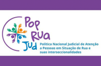 A imagem apresenta o logotipo da "PopRuaJud" — Política Nacional Judicial de Atenção a Pessoas em Situação de Rua e suas Interseccionalidades. O design inclui figuras humanas coloridas formando um círculo, simbolizando diversidade e inclusão, acompanhado de texto em roxo e azul sobre fundo branco com bordas roxas.