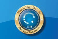 Carda em ton azul claro e escuro. Há no centro dele um círculo dourado e outro barnaco. Há letras escuras.
