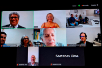 Tela de computador com várias pessoas em pequenos quadrados