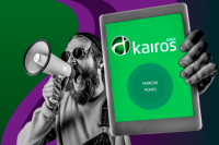 Foto lilás com tons verdes e a foto de um homem com barba segurando um tablete e um megafone