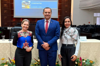 Há três pessoas, sendo,  duas delas  mulheres e um homem.