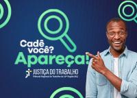 Imagem em tom predominantemente azul; ao lado direito um home negro, de camisa azul-claro apontando para a frase Cadê Você - apareça, escrita em letras brancas e verdes.