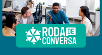 quatro pessoas ( três homens e uma mulher) conversando em uma roda