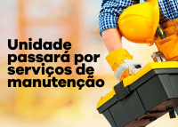 Imagem de um homem carregando um capacete de EPI e uma caixa de ferramentas
