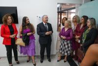 Várias pessoas em pé, sendo um homem de terno preto e diversas mulheres, todas usando rupas sociais