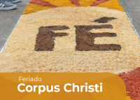 Tapete feito de pó de madeira, escrito com o nome fé no centro.