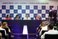A imagem mostra uma mesa de autoridades durante o lançamento da Liga de Combate ao Assédio em Alagoas, realizado no auditório Adv. Carmil Vieira dos Santos, do Tribunal Regional do Trabalho da 19ª Região (TRT-19). Ao fundo, há um painel com o logotipo da Justiça do Trabalho e do TRT-19. No centro da imagem, uma placa iluminada com a frase “Quebre o silêncio” reforça o mote do evento, que tem como objetivo o enfrentamento ao assédio moral e sexual no ambiente de trabalho. O público acompanha atentamente.