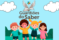A imagem apresenta uma ilustração infantil com fundo azul claro, nuvens brancas e vegetação verde. No centro, há o título "Guardiões do Saber", acompanhado de um livro aberto com asas e uma pequena catavento colorido acima. Abaixo do título, aparecem quatro crianças sorridentes e de mãos dadas, simbolizando união, alegria e aprendizado. A imagem transmite uma atmosfera lúdica e educativa.