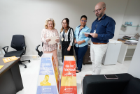 A foto mostra a desembargadora Vanda Lustosa e três integrantes do Subcomitê de Prevenção e Enfrentamento ao Assédio do TRT da 19ª Região durante a abertura das “Urnas do Desabafo”. Eles estão reunidos em uma sala, lendo os papéis recolhidos das urnas identificadas com as frases “Quebre o silêncio” e “Sua voz tem poder”, que incentivam o enfrentamento ao assédio no ambiente de trabalho.