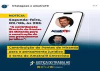 Foto com a imagem de um celular com a fotografia de dois homens morenos no sentido vertical