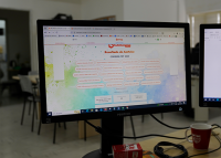Imagem de um computador com os nomes dos sortedos em letras laranjas
