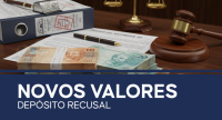 Sobre uma mesa de madeira estão dispostos maços de cédulas de real, um carimbo, uma caneta, um processo com selo de "recurso", e um martelo da Justiça (malhete). Ao fundo, vê-se parte de uma balança. Na parte inferior da imagem, sobre fundo azul, está escrito: "NOVOS VALORES – DEPÓSITO RECURSAL"