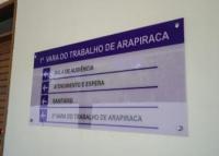 Placa acrílica fixada em uma parede com o nome 1ª Vara do Trabalho de Arapiraca em destaque