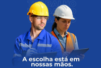 Homems usando capacete amarelo e mulher usando capacete branco, ambos estão usando jalecos azuis