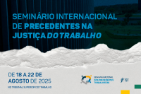 A imagem é um banner promocional do Seminário Internacional de Precedentes na Justiça do Trabalho, que ocorrerá de 18 a 22 de agosto de 2025, no Tribunal Superior do Trabalho (TST). O fundo é composto por tons de azul e cinza, com uma textura que lembra papel rasgado, e ao fundo é possível ver parte do prédio do TST e uma paisagem verde. No canto inferior direito, aparecem os logotipos da Semana Nacional dos Precedentes Trabalhistas e do TST. O design utiliza letras em azul e branco.