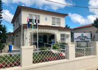 Foto de uma casa colonial de primeiro andar na cor creme