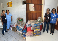 A imagem é composta por duas fotografias lado a lado, ambas retratando momentos de doações de alimentos.  Na primeira foto, à esquerda, duas mulheres — uma com uniforme azul claro e outra com blusa escura florida — estão sorrindo ao lado de diversas cestas básicas empilhadas, compostas por alimentos não perecíveis como arroz, feijão, macarrão, farinha, açúcar e outros itens.  Na segunda foto, à direita, a mesma mulher de blusa escura aparece acompanhada de outra mulher com colete azul com logomarca,