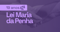 magem com fundo em tom roxo. Ao centro, há duas mãos entrelaçadas segurando uma fita roxa, símbolo do combate à violência contra a mulher. Sobre a imagem, em destaque, está o texto: "19 anos ⚖️ Lei Maria da Penha".  A imagem faz referência ao aniversário de 19 anos da Lei Maria da Penha, que combate a violência doméstica e familiar contra a mulher.