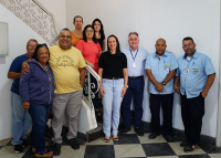 Várias pessoas reunidas para uma foto. Eles integram uma equipe de trabalho.