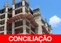 Há uma estrutura de um prédio em construção, com colunas e andaimes aparentes. O céu está azul com algumas nuvens. Na parte inferior da imagem, há uma faixa vermelha com a palavra "CONCILIAÇÃO" escrita em letras brancas e maiúsculas.