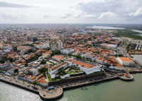 Imagem aérea de uma cidade.