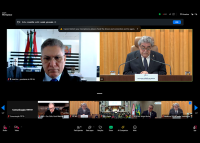 A imagem mostra a tela de uma videoconferência realizada pela plataforma Zoom. Em destaque, aparecem duas janelas principais: à esquerda, um homem de terno e gravata, identificado como presidente do TRT/AL, posando em frente a bandeiras e uma estante; à direita, outro homem de terno e gravata, identificado como Alfredo José de Souza, sentado à mesa de julgamento, com microfones à frente.  Na parte inferior da tela, é possível ver as miniaturas de outros participantes da reunião virtual