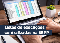 A imagem mostra uma pessoa utilizando um notebook, cuja tela exibe uma planilha colorida. Na parte inferior da imagem, em destaque, aparece o texto em fundo azul: "Listas de execuções centralizadas na SEPP". Há também itens de escritório sobre a mesa, como um caderno, uma caneta, óculos e um pequeno vaso de planta.