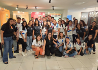 Grupo de pessoas posando para forto