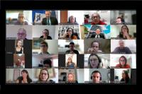 Foto de várias pessoas em um curso on-line