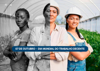 Há três mulheres de braços cruzados. Duas delas estão de capacete. Atrás aparece uma plantação.