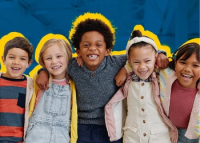 Há várias crianças abraçadas. Elas estão sorridentes.