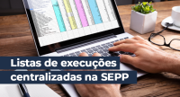 FOTO DE UM NOTEBOOK COM DUAS MÃOS MASCULINAS EM CIMA DO TECLADO. 
