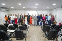 Grupo de pessoas posando para foto em um auditótio.