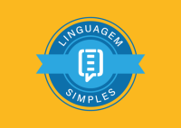 A imagem mostra um selo circular com o texto “Linguagem Simples”. O selo tem tons de azul sobre um fundo amarelo. No centro, há um ícone que lembra um balão de fala estilizado, simbolizando comunicação clara. Uma faixa azul atravessa o círculo horizontalmente, reforçando o visual de um selo oficial ou de certificação.