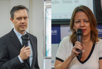 A imagem está dividida em duas partes, mostrando duas pessoas falando ao microfone. À esquerda, um homem veste terno escuro, camisa clara e gravata, segurando um microfone enquanto fala em um ambiente interno, com uma janela ao fundo. À direita, uma mulher usa blusa clara com detalhes escuros na gola e nas mangas, também segurando um microfone e falando em frente a um painel institucional, onde é possível ver parcialmente a palavra “TRABALHO”. Ambos parecem participar de um evento ou palestra em ambiente fo