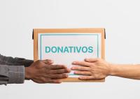 Um mão entregando uma caixa com a palavra donativos para outra mão 