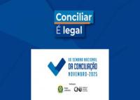 A imagem apresenta o tema “Conciliar é legal”, com fundo em tons de azul. Na parte superior, há um retângulo com o texto “Conciliar” em branco sobre um fundo azul e, logo abaixo, “É legal” em branco sobre um fundo azul-escuro, com uma linha laranja destacando a palavra “É”.  Na parte inferior, aparece o logotipo da XX Semana Nacional da Conciliação – Novembro 2025, acompanhada do símbolo em formato de “check” na cor azul. 