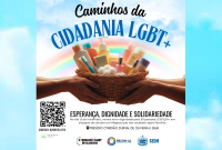 Cesta com diversos produtos de higiene pessoal e duas mãos segurando a cesta