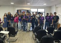 Foto de vários alunos fardados em pé posados para a fotografia