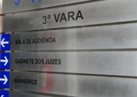 Foto de uma placa cinza com o nome em destaque: 3ª Vara escrito em letras pretas