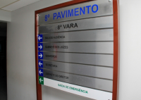 Foto de uma placa cinza com o nome em destaque: 8ª Vara escrito em letras pretas