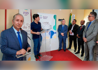 HOMEME DE CABELO GRISALHO E PALETÓ AZUL CLARO E GRAVATA AZUL CLARA À ESQUERDA, À DIREITA, HOMEM DE CABELOS PRETOS E BLUSA POLO AZUL CLARO E DEMAIS AUTORIDADES PRESENTES