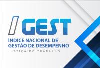 A imagem exibe a identidade visual do Índice Nacional de Gestão de Desempenho da Justiça do Trabalho (Igest). O fundo é claro, com formas geométricas em tons de azul e cinza, que conferem aspecto moderno e institucional. No centro, destaca-se o logotipo “IGEST” em letras maiúsculas com gradiente azul, acompanhado do texto “Índice Nacional de Gestão de Desempenho – Justiça do Trabalho”. A composição transmite ideia de tecnologia, eficiência e transparência na gestão do Judiciário trabalhista.
