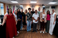 Grupo de pessoas posando para fotografia.