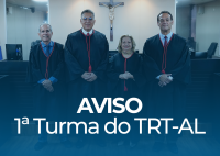 Três homens e uma mulher de toga em pé