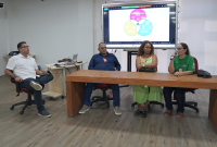 Há quatro pessoas sentadas. 