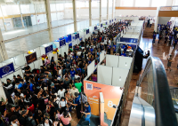 Foto batida de cima de um saguão lotado de gente