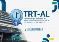Arte institucional do TRT de Alagoas que destaca a conquista do 1º lugar no Índice de Atendimento à Demanda (IAD) da Justiça do Trabalho. A imagem combina a fachada do edifício-sede do TRT-AL com um selo de primeiro lugar, em tons de azul, e traz o texto informativo ao lado do logotipo da Justiça do Trabalho.