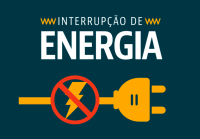 A imagem é um card informativo com fundo verde escuro que anuncia uma interrupção de energia. Na parte superior, aparece o texto “INTERRUPÇÃO DE ENERGIA”, com as letras “WWW” em destaque na cor amarela.  Ao centro, a palavra “ENERGIA” está escrita em letras grandes e brancas, chamando bastante atenção.  Na parte inferior, há uma ilustração de um cabo elétrico amarelo com um plugue à direita. No meio do cabo, aparece um símbolo de raio (representando eletricidade) dentro de um círculo vermelho com uma faixa 